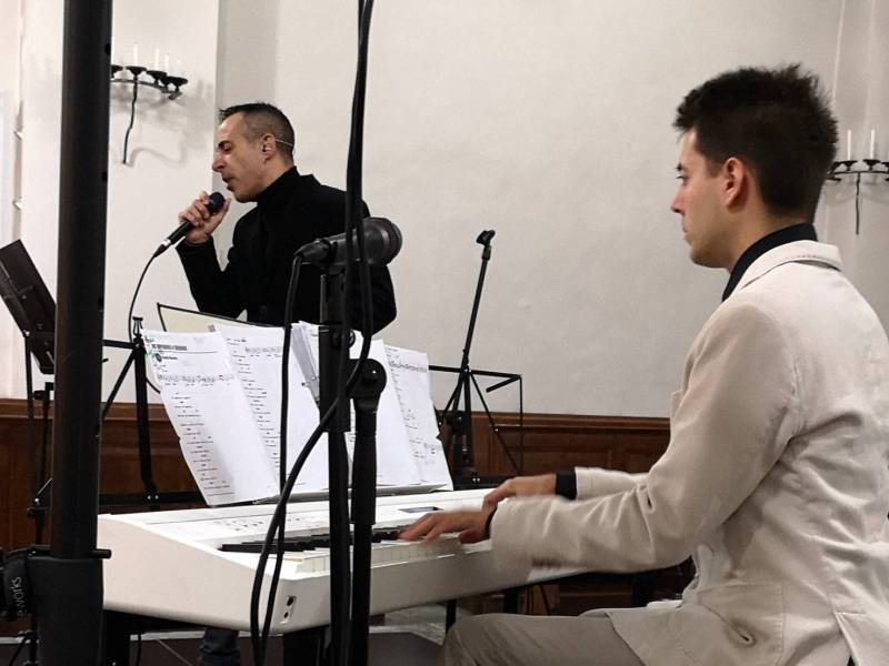 Raffaele Mura (voce) e Fabio Pola (tastiere), interpretano brani di cantautori italiani