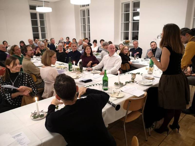 Miriam Camerini intrattiene il pubblico spiegando le origini dello Shabbat