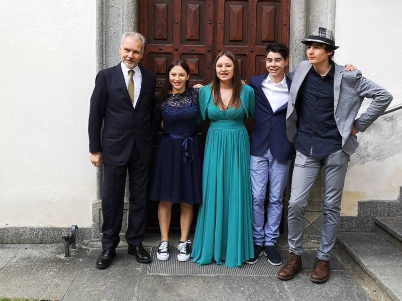 Bettina, Emma, Raffaele, Elia e il pastore Paolo Tognina