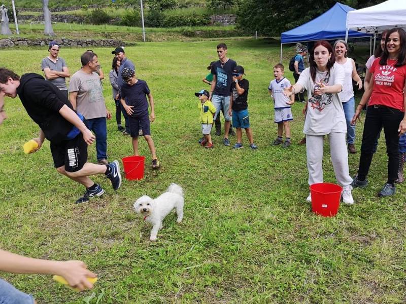 Divisi in due squadre, i concorrenti si improvvisano trasportatori d'acqua...