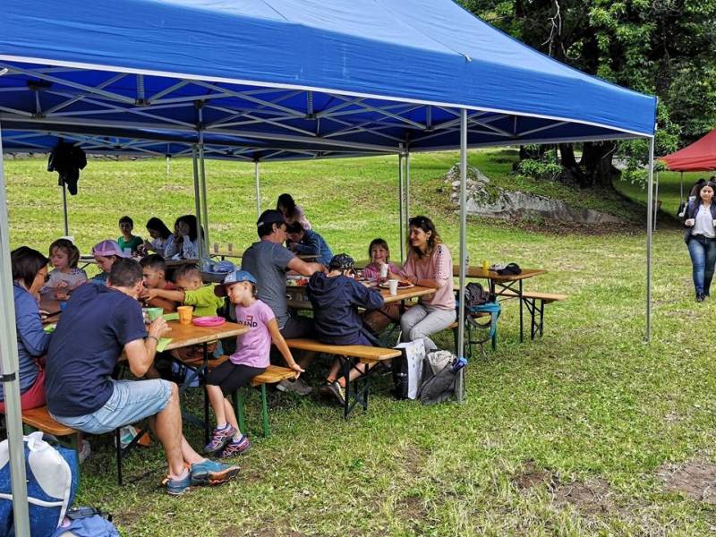 Sotto il gazebo, al riparo dal sole