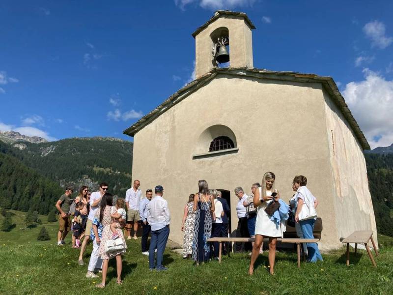 Prima del culto, davanti alla chiesetta riformata di Selva