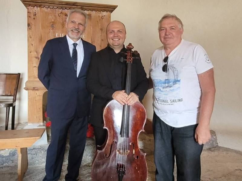 Il violoncellista Michael Chalykh e suo padre, Sergey