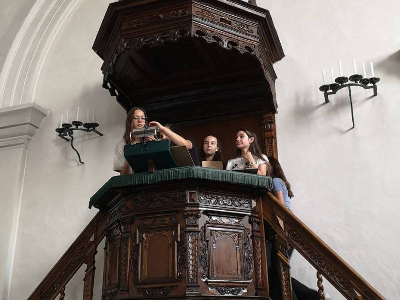 Sara, Alice e Giada sul pulpito grande, nella chiesa riformata di Poschiavo