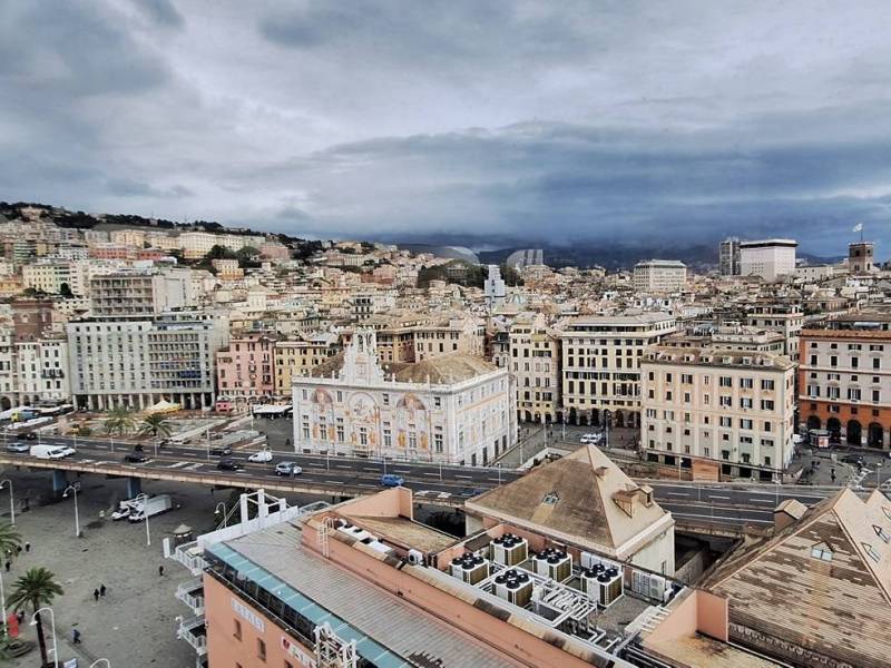 Genova ci ha accolti sotto una cappa di nubi nere...