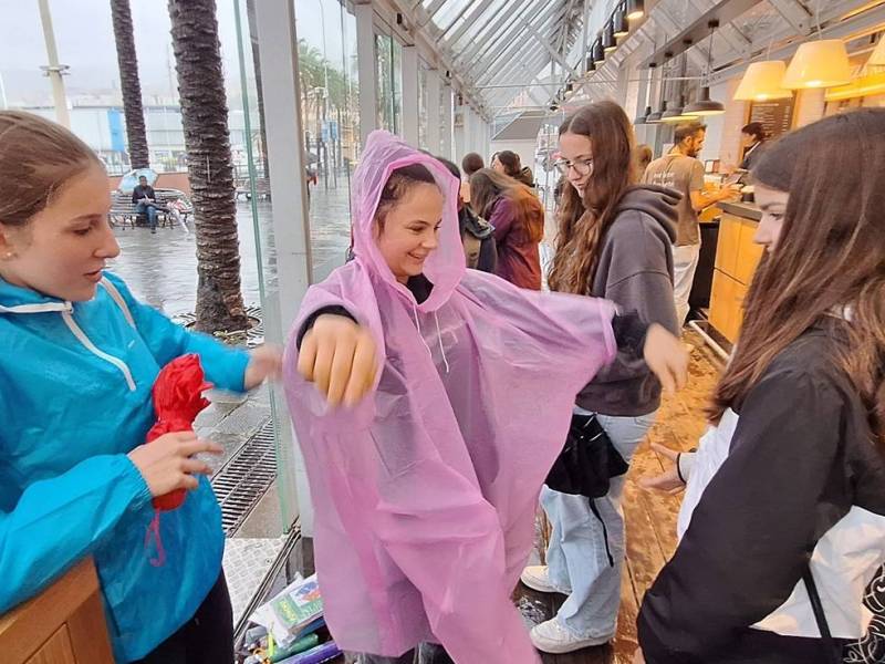 Parola d'ordine: ripararsi dalla pioggia incessante...