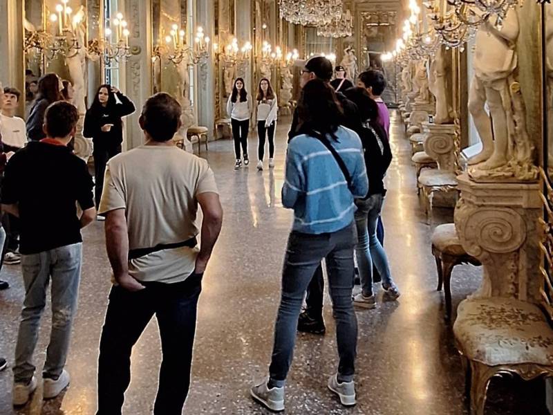 Nella Galleria degli specchi del Palazzo Reale di Genova