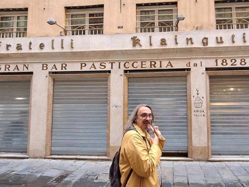 Alessandro Ravera, guida eccezionale, ci porta davanti alla famosa Pasticceria Klainguti