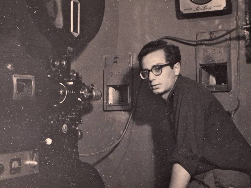 Per finanziarsi gli studi, Carlo fa anche l'operatore cinematografico