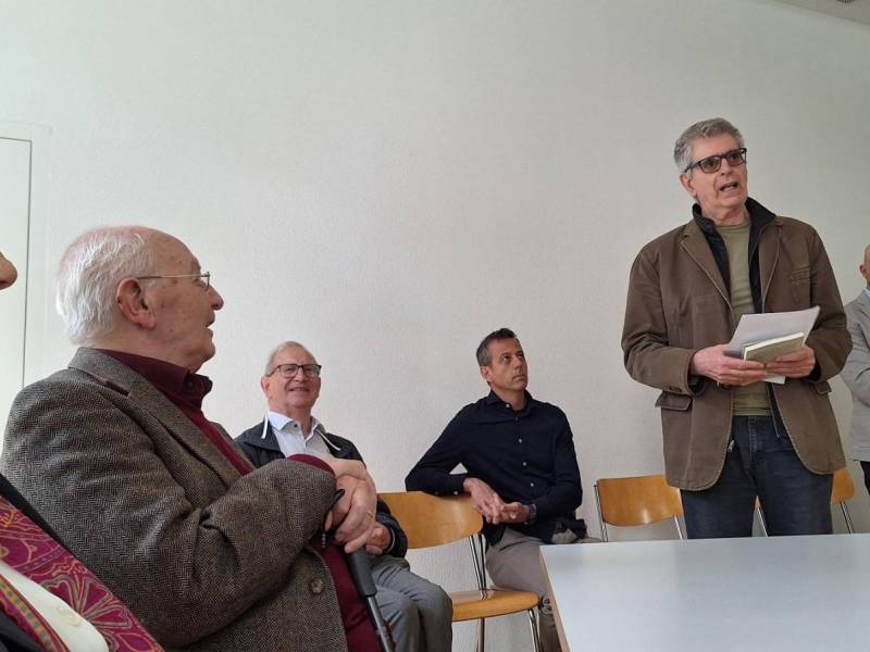 Piergiorgio Evangelisti porge gli auguri a Carlo Papacella