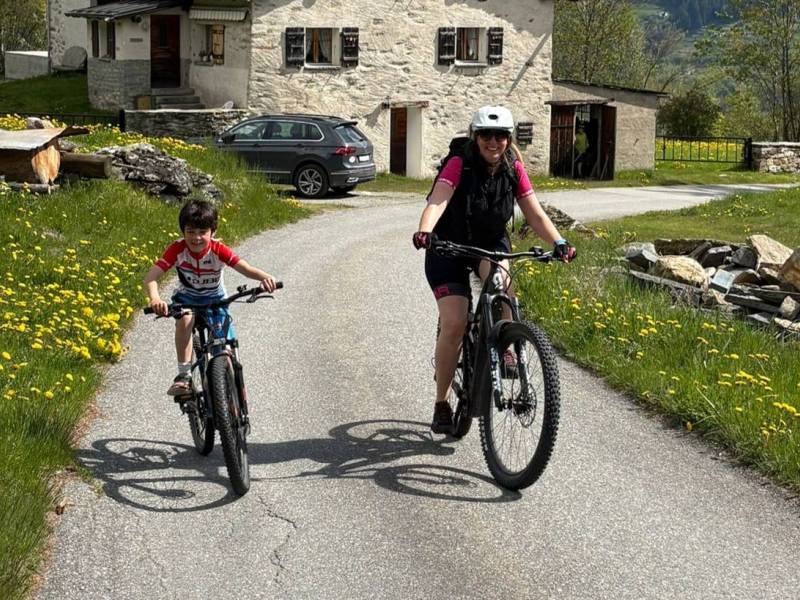 C'è chi sale a piedi, in auto o con il pulmino... sempre più spesso c'è chi sale in bici