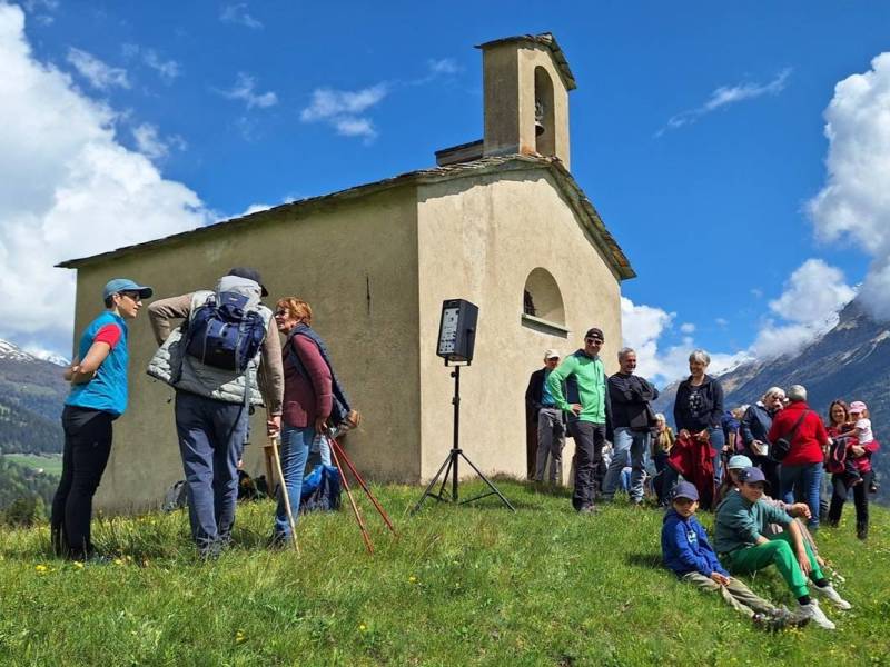 Davanti alla chiesetta, in attesa del culto