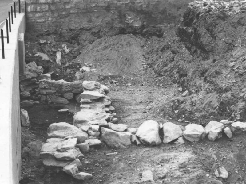 I resti del muro della chiesa, verso l'abside