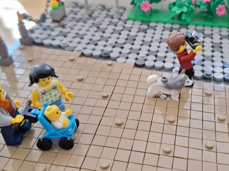 Una famiglia e un turista sul sagrato