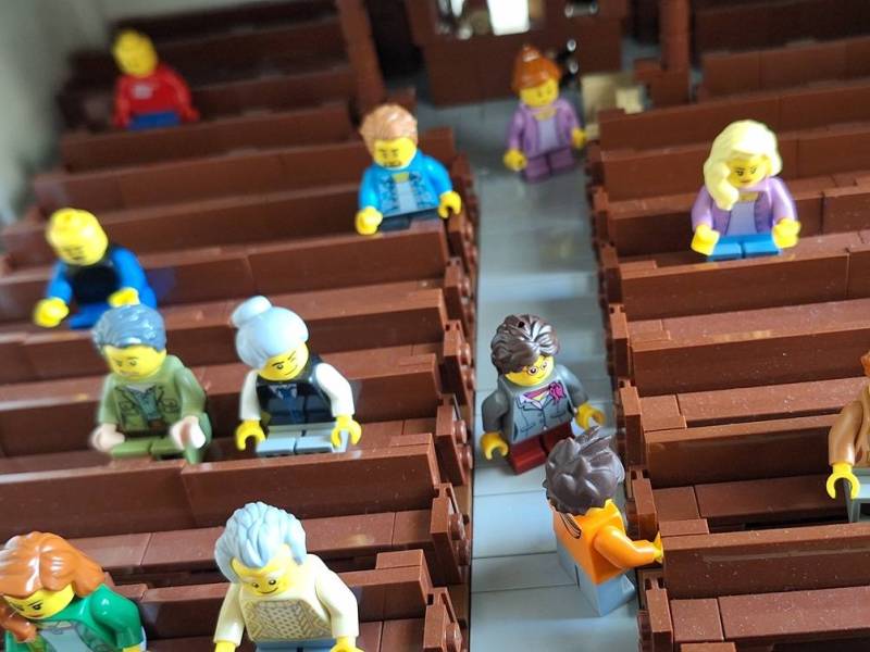 Le persone entrano in chiesa