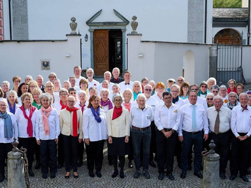 Il Coro Cantalopera sul sagrato della chiesa riformata