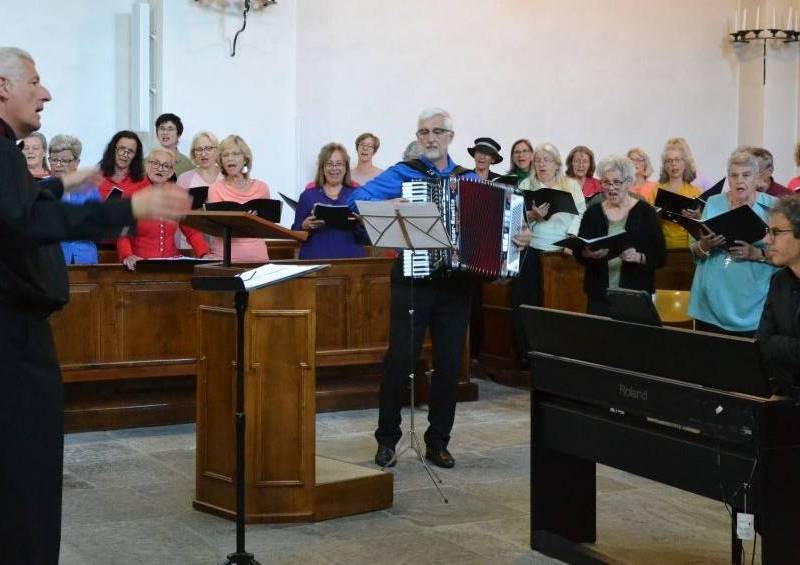 Coro Cantalopera nella chiesa riformata di Poschiavo (foto Grigione Italiano)