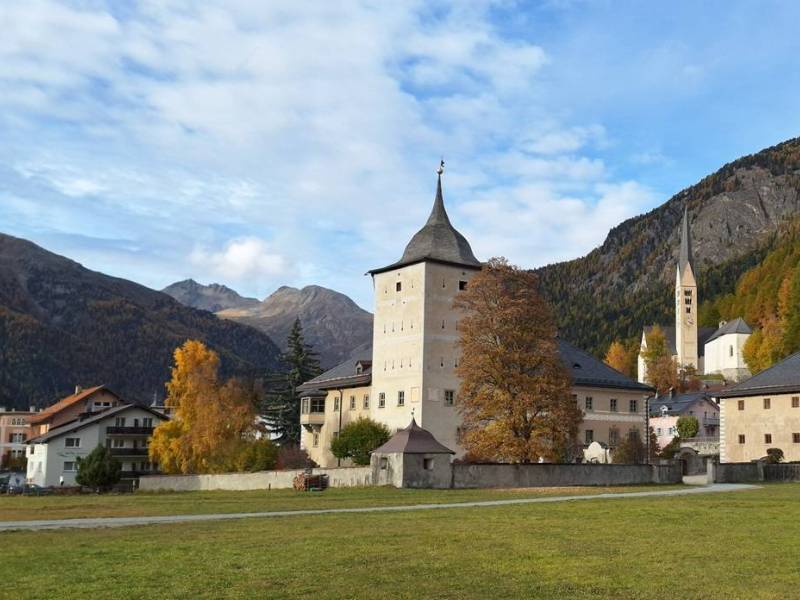 Zernez, castello e chiesa riformata