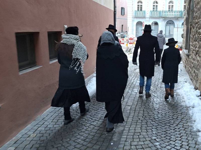 Nove persone hanno partecipato alle riprese in qualità di comparse