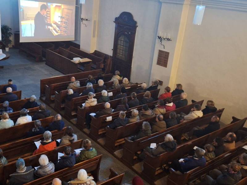 La proiezione dell'immagine dell'organista per il pubblico nella chiesa
