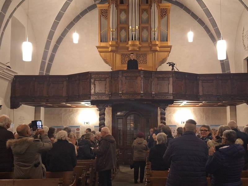 L'omaggio del pubblico al termine del concerto