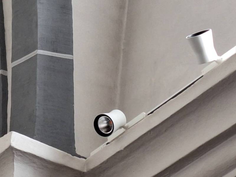 Nuovi faretti, luce per il coro e la volta