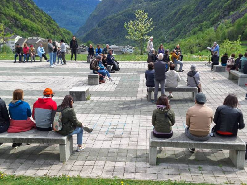 Il Canto degli alberi - Sul piazzale delle scuole