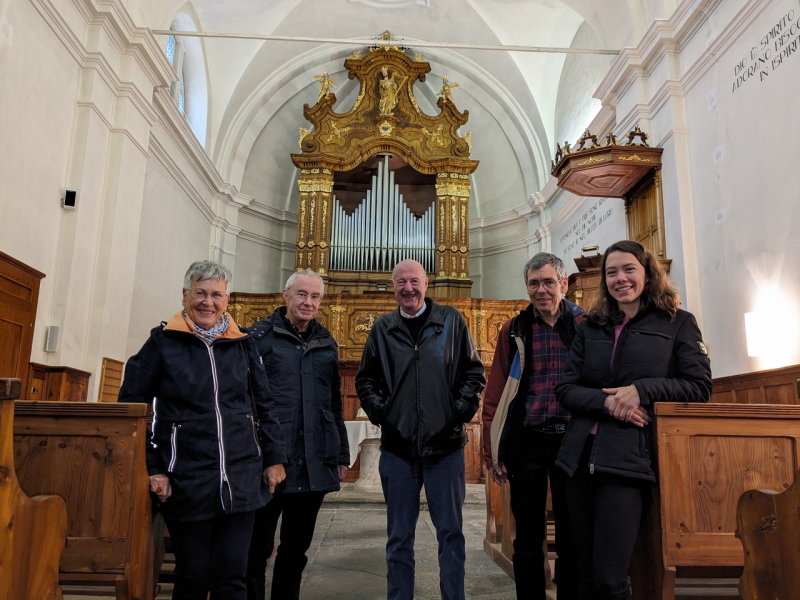 Alcuni partecipanti alla visita nella chiesa di Brusio, accompagnati da Roberto Nussio (al centro)