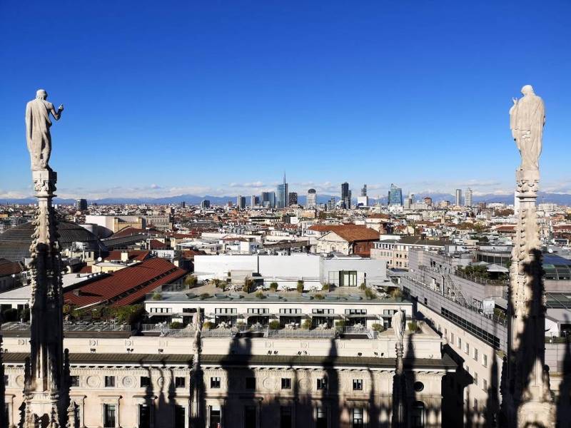 Splendida vista su Milano, i nuovi grattacieli, le Prealpi