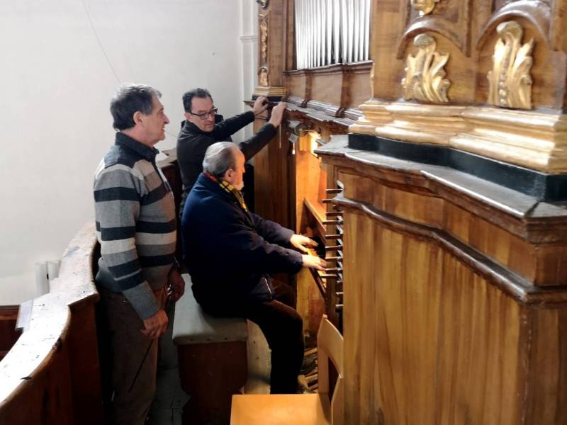 Alessandro Piccinelli, all'organo, accompagnato dai figli Marco e Gian Luigi