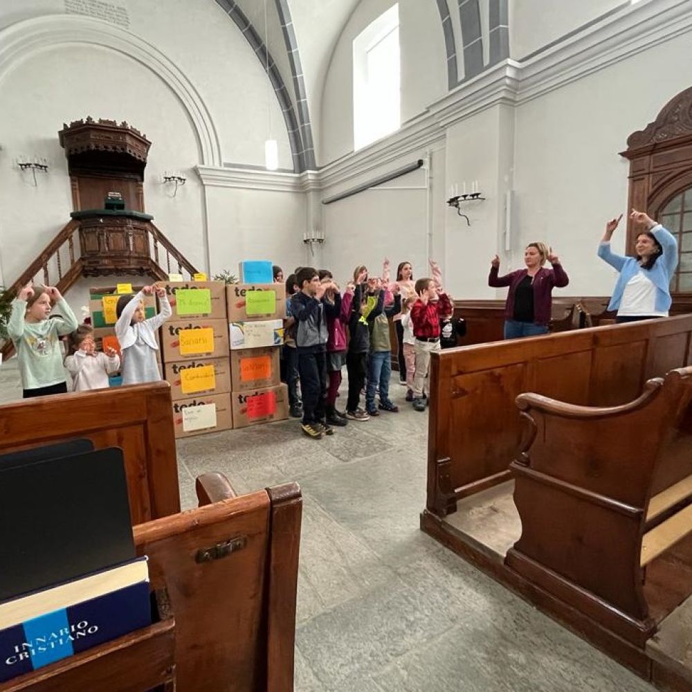 Bambine e bambini cantano nella chiesa riformata di Poschiavo